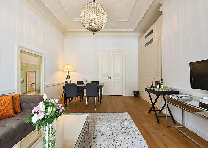6 Rooms Votivpark